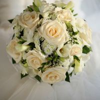 букет невесты выполненный из роз кремового цвета и кустовой хризантемы. 