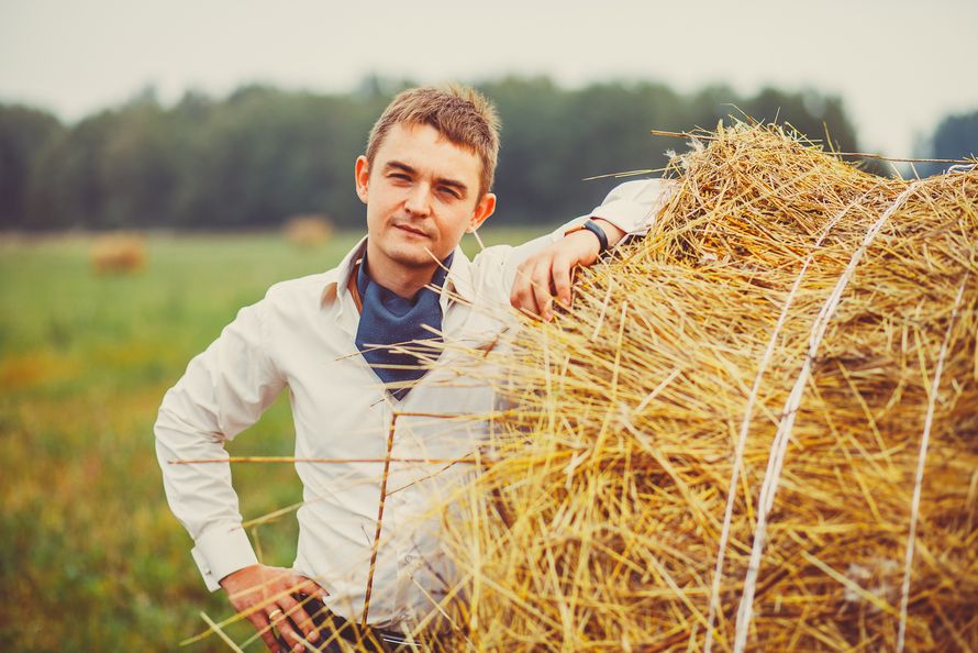 Образ жениха для свадьбы в американском стиле: синие джинсы, белая рубашка с синим шейным платком - фото 2549723 Свадебный фотограф Роман Краузов