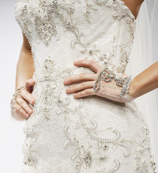 На руках невесты белые прозрачные перчатки-митенки, расшитые стразами - фото 2404770 Виктория Башкуева