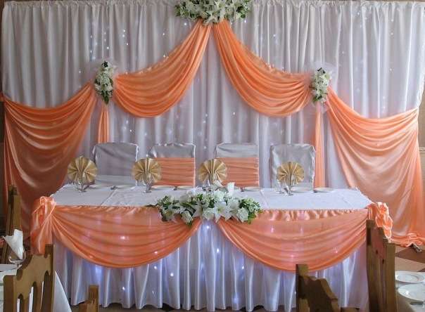 Президиум, стол молодых, персиковый цвет, драпировка тканью - фото 2383866 Anida