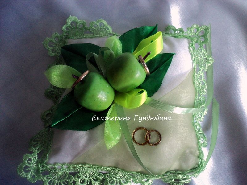 Свадьба в зеленом цвете. Подушка для колец.. - фото 2547521 Свадебные аксессуары Екатерины Гундюбиной