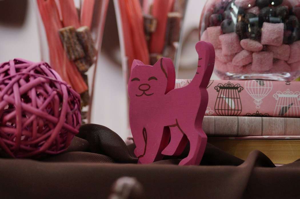 Объёмная фигурка кота розового цвета для оформления стола. - фото 2392628 Студия декора Ля-Мур