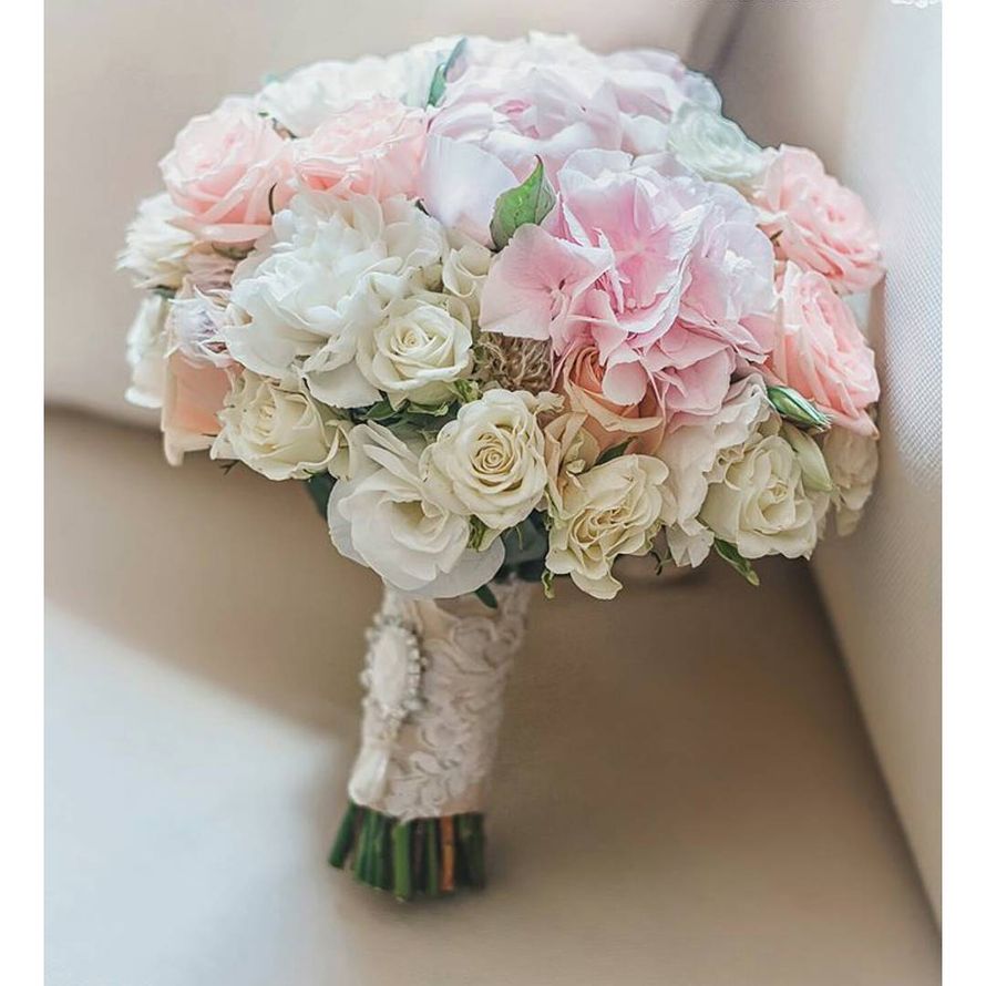 Свадебный букет из пионовидных роз и гортензии