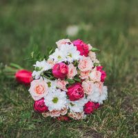 Букет невесты из белых ромашек и розовых роз