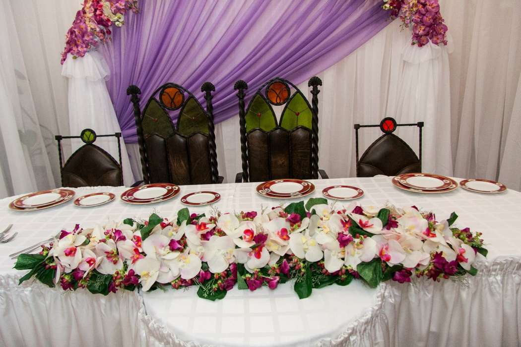 Свадебный стол молодоженов, украшенный цветочной композицией из орхидей. - фото 2410801 Арт-группа "Оскар" - организация свадьбы