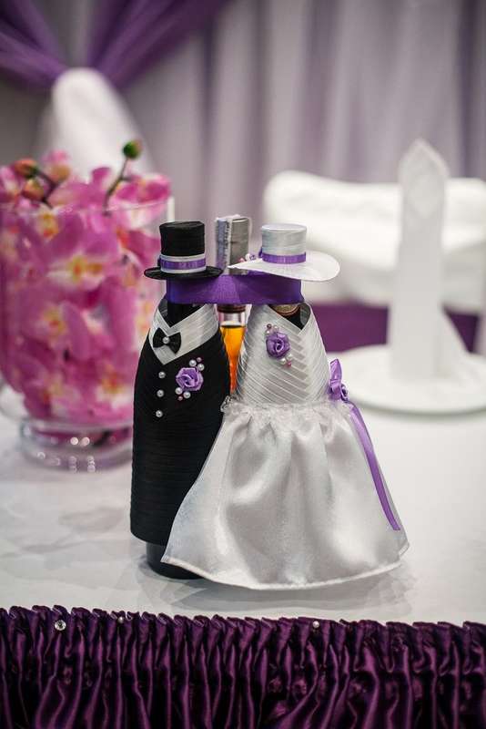 Свадебные бутылки на столе молодоженов, одетые в костюм жениха и невесты. - фото 2410805 Арт-группа "Оскар" - организация свадьбы