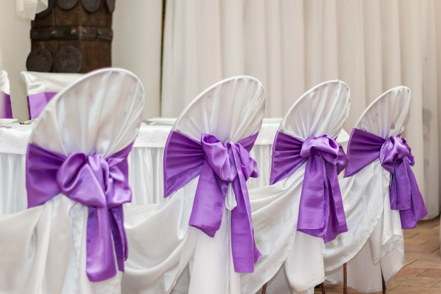 Белые чехлы на стулья с фиолетовыми бантами. - фото 2410807 Арт-группа "Оскар" - организация свадьбы