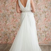 Корсет платья фиксируется с помощью боковой потайной молнии, подходит для невест от 40 до 46 размера. Новая цена 8900 руб.