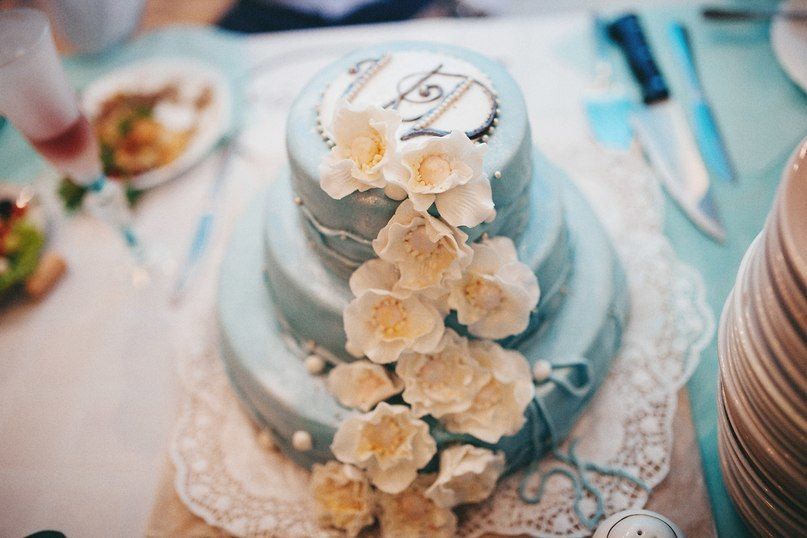 Трехъярусный торт нежно мятного цвета, по торте украшения в виде цветочков. - фото 3340343 Праздничное агентство "Разгуляй"