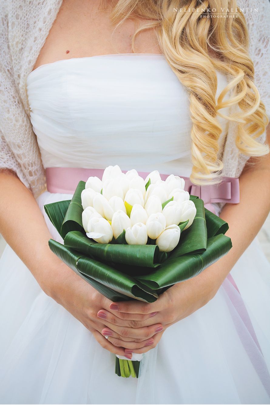 Букет невесты из белых тюльпанов и зелени  - фото 2453587 Фотограф Валентин Нелипенко