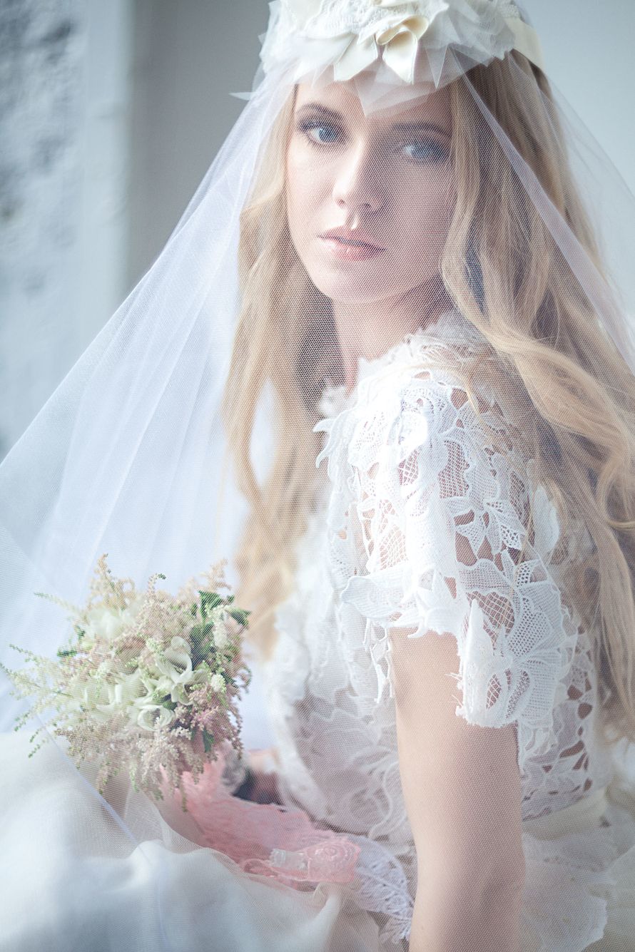 Невеста с прической из легких низко падающих локонов, с классическим макияжем - фото 3371681 Фотограф Анна Ермакова Stylelife