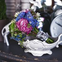 Букет невесты из розовых пионов и голубых дельфиниумов