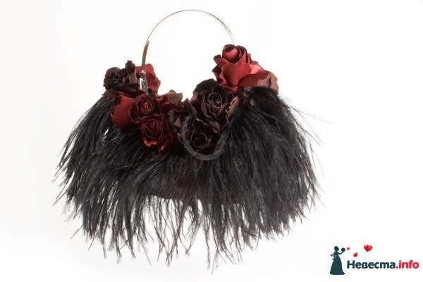 Коричневая сумочка ручной работы на ручке дуге декорирована чёрными перьями страуса и атласными розами красного и коричневого - фото 276183 Дизайнер Светлана Штефан