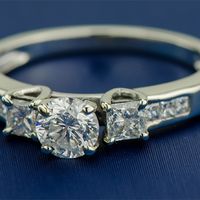 Золотое кольцо с натуральным бриллиантом