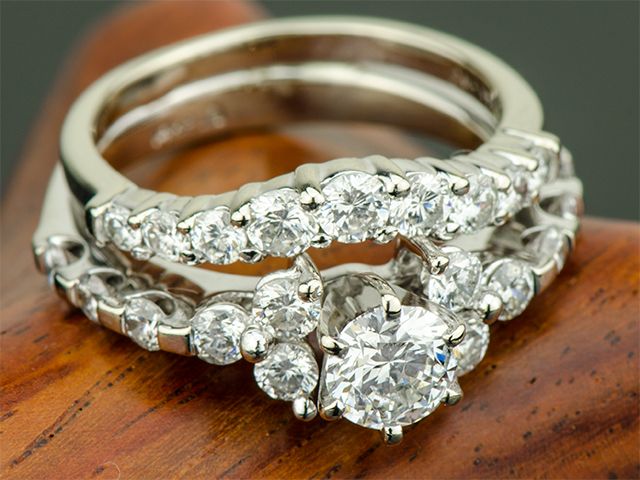 Золотое кольцо с натуральным бриллиантом - фото 2488325 Ювелирный магазин Karatnik