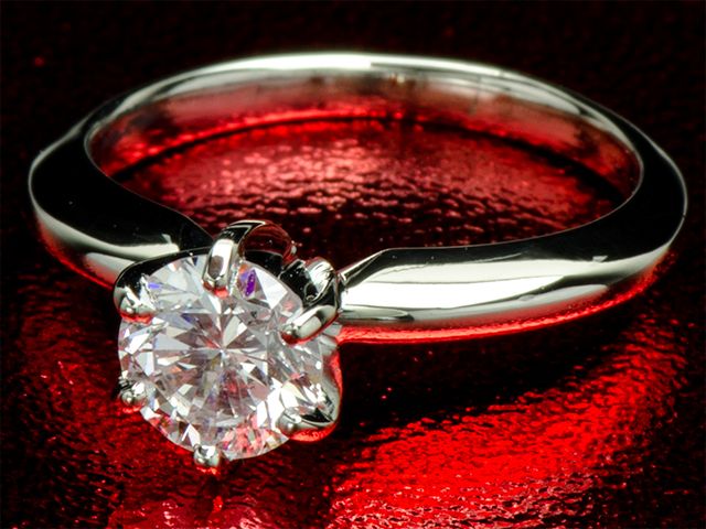 Золотое кольцо с натуральным бриллиантом - фото 2488513 Ювелирный магазин Karatnik