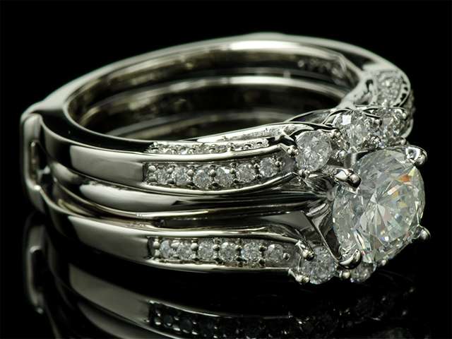 Золотое кольцо с натуральным бриллиантом - фото 2488613 Ювелирный магазин Karatnik