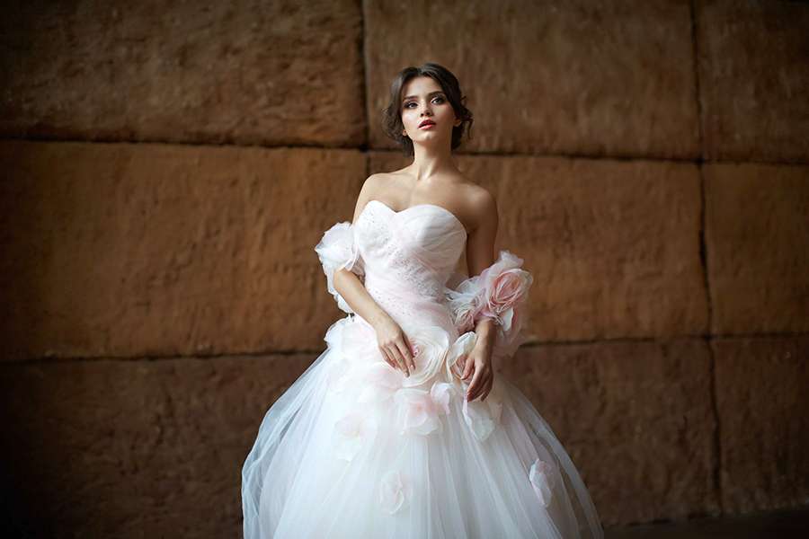 Невеста в пышном платье кремового цвета с корсетом с драпировкой и объемными цветами на юбке сверху - фото 2763541 Фотограф Наталья Малютина