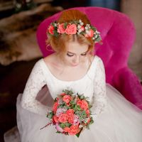 Низкий пучок с веночком из цветов