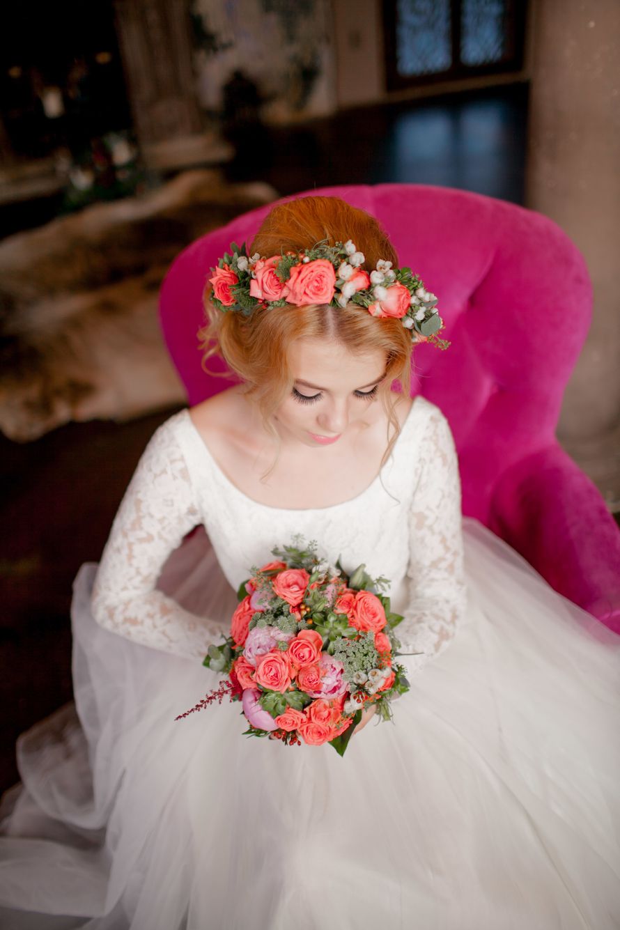 Низкий пучок с веночком из цветов - фото 11897454 Стилист-визажист Инна Гогия