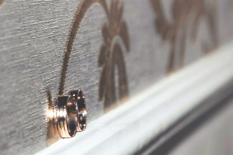 Золотые кольца, выполненные в классическом стиле на фоне рамки картины. - фото 2503393 Невеста01