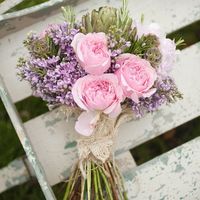 Оригинальный букет невесты в стиле рустик из роз и сирени 