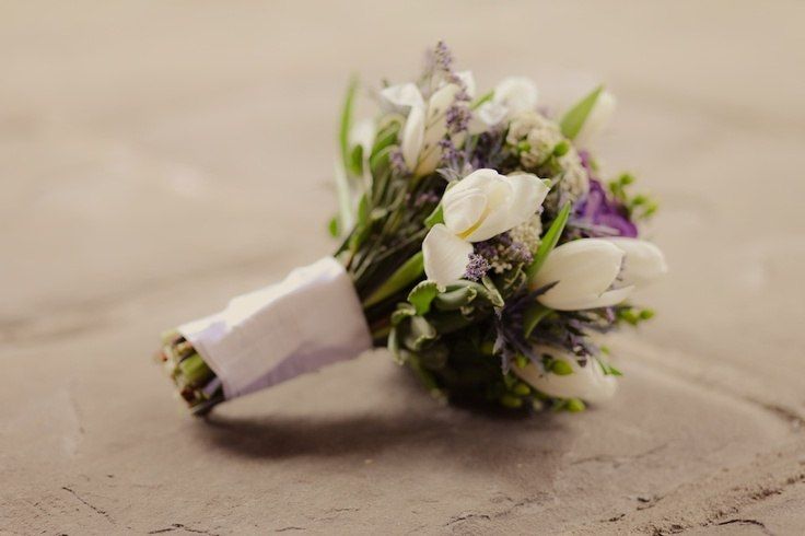 Букет невесты из белых тюльпанов, голубых эрингиумов и зеленых ягод гиперикума, декорированный белой атласной лентой  - фото 2860305 Bouque Tio- агентство по организации свадеб