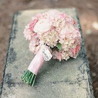 Букет невесты из розовых роз и гортензий 