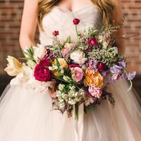 Асимметричный букет невесты из фиалок и роз