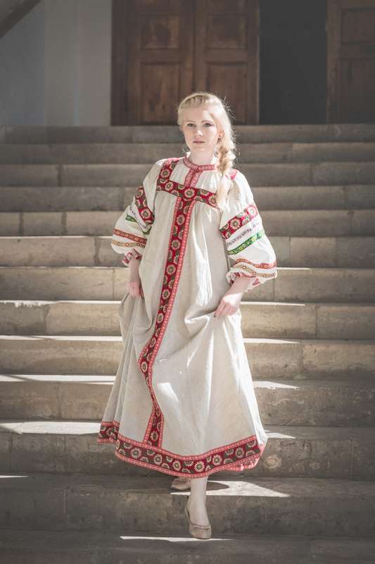 Невеста в традиционно белом русском платье с этнической красной тесьмой и длинными рукавами   - фото 2522503 Фотограф Ольга Симакова