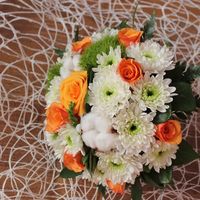 Букет невесты из белых астр, зеленых хризантем и оранжевых роз