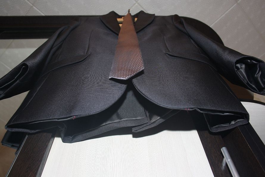 Классический чёрный пиджак и коричневый галстук - фото 2552489 Фотограф Евгения Дегтярева