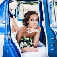 Фото невесты в ретро машине. Черничная свадьба. Blueberry wedding