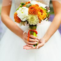 Яркий оранжевый букет невесты