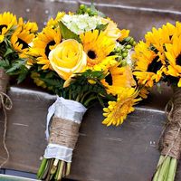 Букет невесты и подружек невесты в желтых тонах из гербер и роз