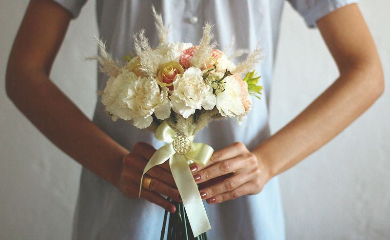 Букет невесты из белых гвоздик, белых колосков, оранжево-желтых и розовых роз, декорированный нежно-желтой атласной ленто и - фото 2621075 annasergeevna