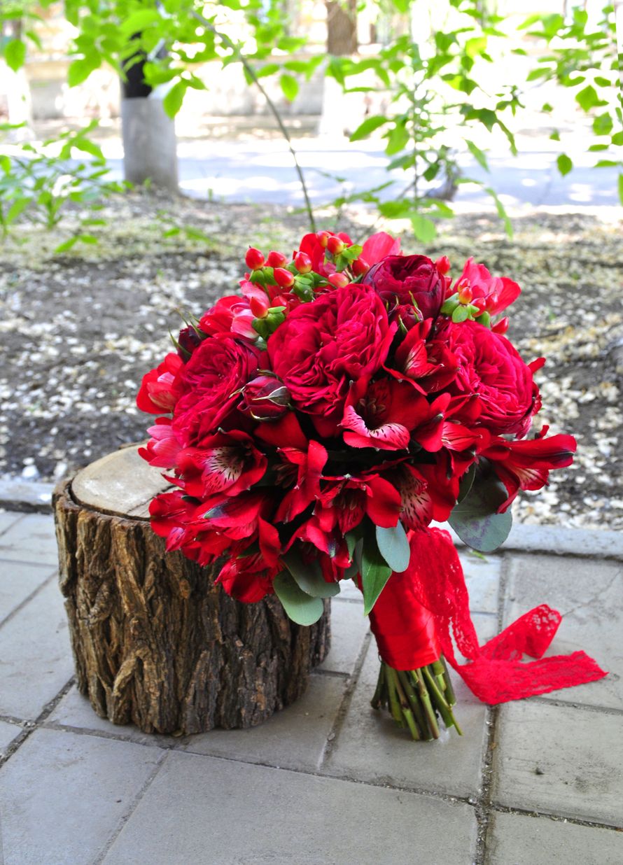 Букет невесты из малиновых альстромерий, роз и красных ягод гиперикума, декорированный малиновым кружевом  - фото 2557767 Июль - студия флористики
