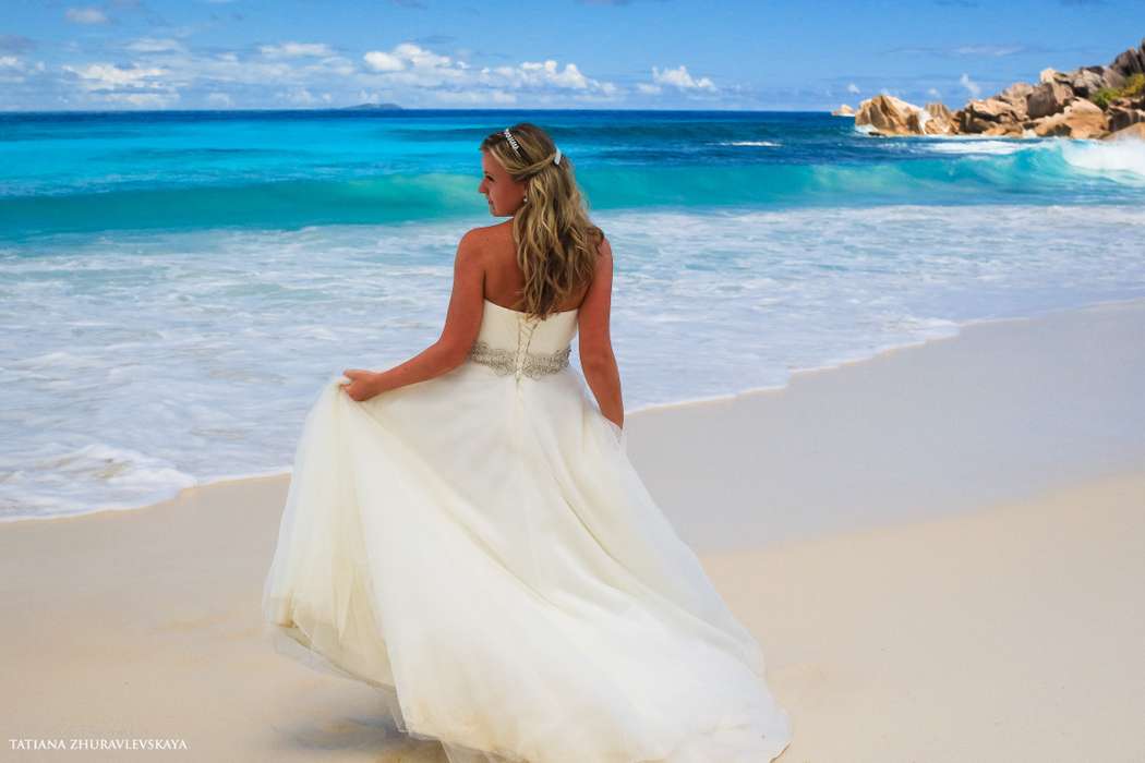 На пляже стоит невеста в платье, белого цвета с корсетом, пышная юбка - фото 2643919 Свадебный фотограф Татьяна Журавлевская