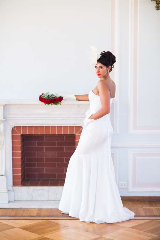 Невеста в силуэтном простом платье с небольшим шлейфом и корсетом на шнуровке  - фото 3380489 Юлия Назарова