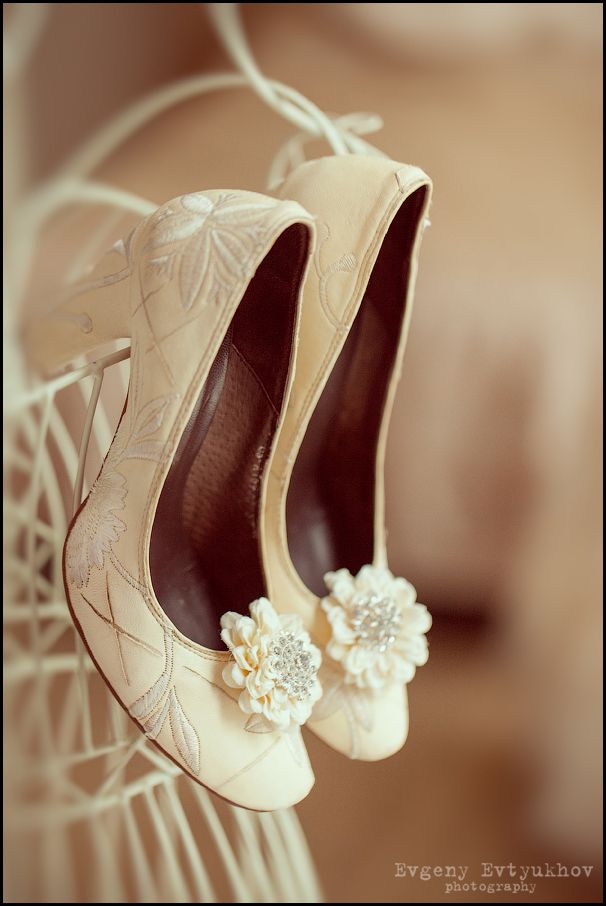 Белые с узором туфли на толстом каблуке, спереди украшены цветком со стразами.  - фото 1340597 Евгений Евтюхов профессиональный фотограф