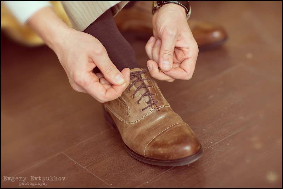 Коричневые кожаные туфли жениха со шнурками - фото 1340649 Евгений Евтюхов профессиональный фотограф
