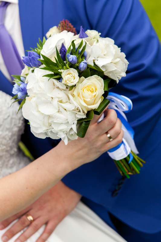 Букет невесты из синих тюльпанов, белых гортензий и роз, завязанный белой и синей атлсной лентой  - фото 3272839 Видеограф Виталий Кузин (Studio-Z)
