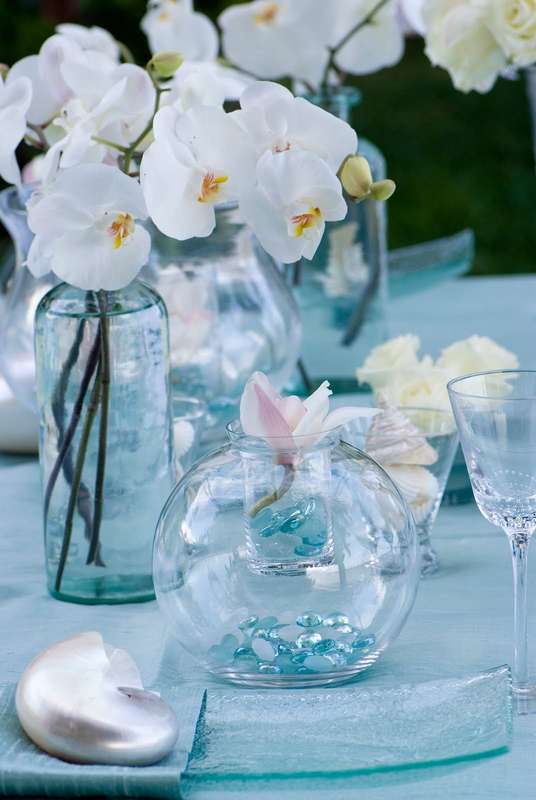Букет из белых орхидей фаленопсис; композиция из белых роз; орхидея цимбидиум в круглой вазе с голубыми кристаллами.  - фото 2585663 Мастерская Счастья - оформление свадеб