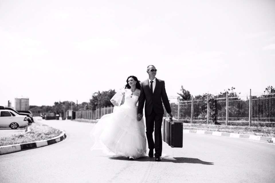 Жених и невеста, взявшись за руки, идут по улице с чемоданом в руках - фото 3289805 Ольга Корниенко - вдохновитель, организатор