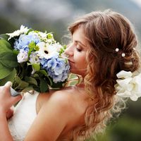 Свадебные прически для длинных волос с использованием флористики в образе невесты