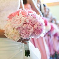 Розовый букет невесты из пионов и гортензий
