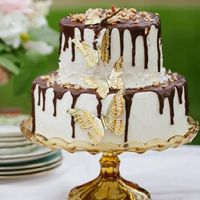 Свадебный торт с позолоченными бабочками