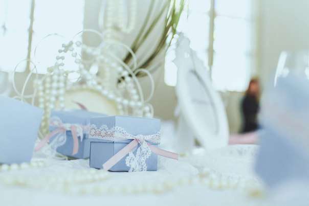 Голубые бонбоньерки с розовыми ленточками, на фоне свечей и подсвечников и россыпи жемчуга. - фото 2807045 Студия свадебного дизайна "Вальс Цветоff"