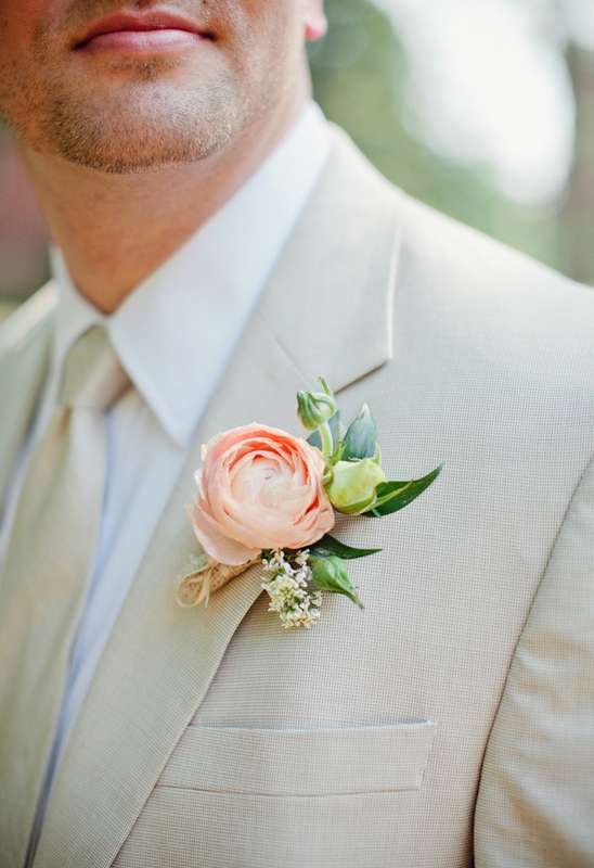 Бутоньерка из розовой эустомы, зеленых бутонов, и белых цветов  аммии, завязанная бежевой лентой,  в петлице белого пиджака - фото 2729827 "WED time" - свадебное агентство