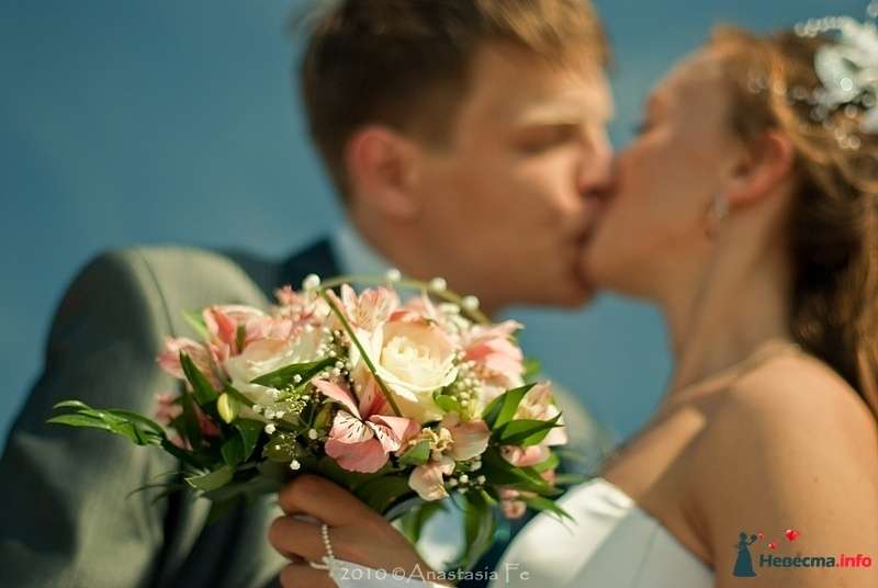 Букет невесты из розовых альстромерий, зелени и белых ранункулюсов  - фото 194598 Фотограф  Анастасия  Федотова